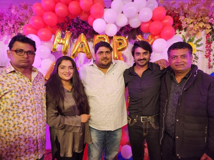  'विवाह 3' के सेट पर सुपर स्टार प्रदीप पांडेय चिंटू का मनाया गया बर्थ-डे
