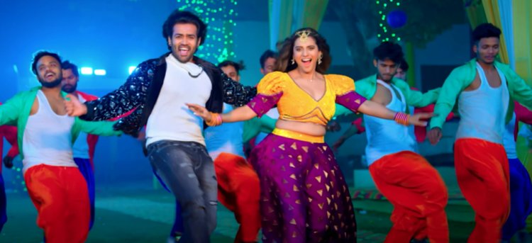 अक्षरा सिंह की ‘कमरिया’ का मचा गदर !