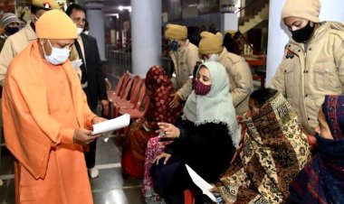 मुख्यमंत्री योगी श्री आदित्यनाथ ने जनता दर्शन में आए लोगों की समस्याएं सुनीं