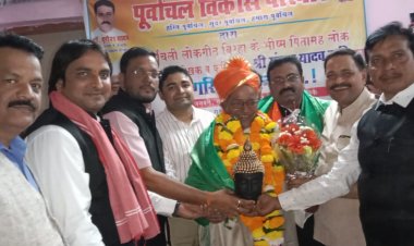 पूर्वांचल विकास परिवार ने किया मंगल कवि का सम्मान