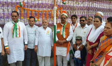 गणतंत्र दिवस पर पूर्व नगरसेवक श्री कमलेश यादव ने वार्ड क्रमांक 31 में कुल 33 स्थानों पर किया ध्वजारोहण