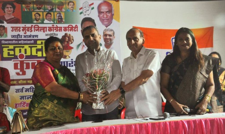 कांग्रेस नेता डॉक्टर नरेंद्र कुमार द्वारा नरेंद्र हॉस्पिटल में हल्दी कुंकू का भव्य आयोजन