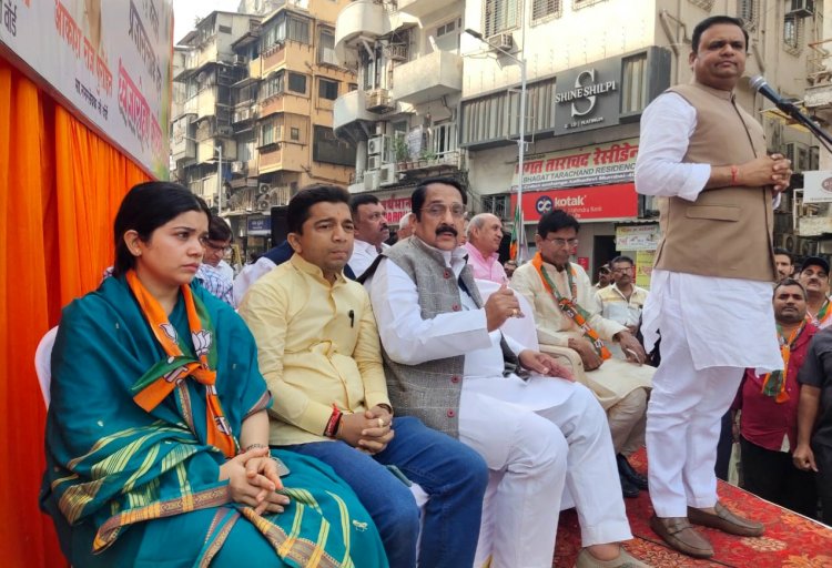 कालबादेवी के कॉटन एक्सचेंज पर शान से फहराया गया तिरंगा