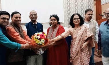 विश्व शोध हिंदी शोध संवर्धन अकादमी ने डॉ. शीतला प्रसाद दुबे को किया सम्मानित