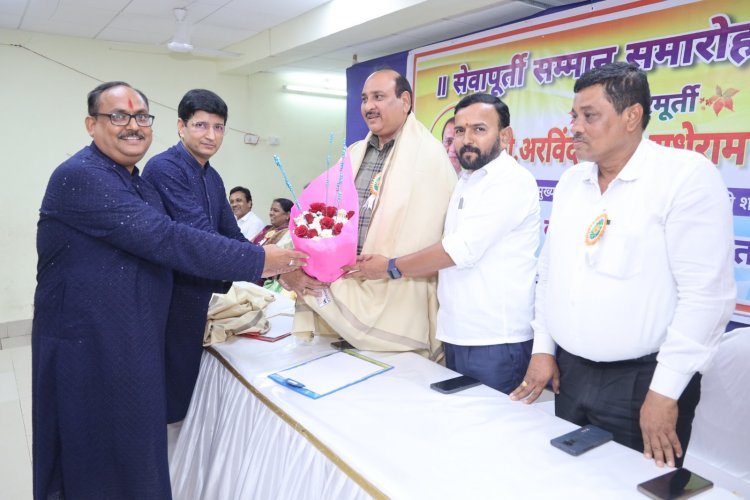 मुख्याध्यापक अरविंद कुमार पांडेय का सेवा साफल्य सम्मान समारोह संपन्न 