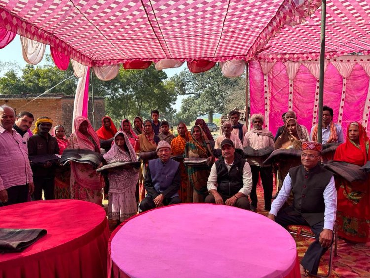 जौनपुर में डॉ. बाबूराम त्रिपाठी द्वारा कंबल वितरण और महाभंडारा ...