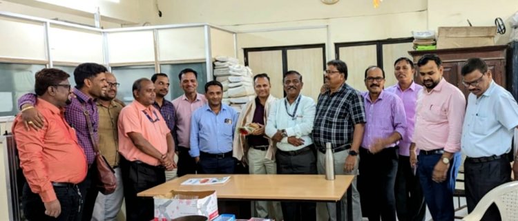 किटक नियंत्रक अधिकारी कदम की पदोन्नति , दीप और अन्य मनपा सहयोगियों ने किया सम्मानित 