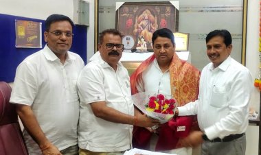 पूर्व नगरसेवक कमलेश यादव ने जौनपुर के जिला पंचायत सदस्य डॉ. लक्ष्मीकांत यादव को किया सम्मानित