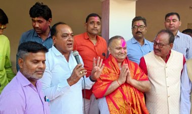 जौनपुर में होली स्नेह मिलन समारोह में डिप्टी सीएमओ डॉ. विजय तिवारी का सम्मान