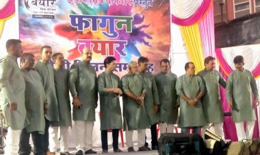 बयार द्वारा आयोजित स्नेह सम्मेलन 'फागुन बयार' में खेली गई फूलों की होली 