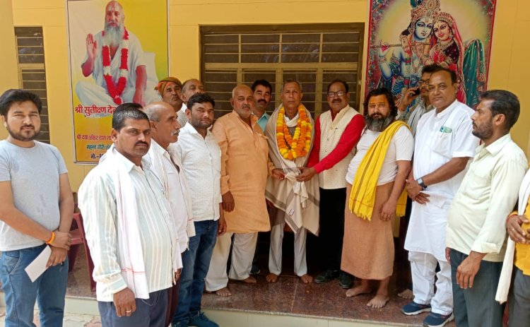 निर्विरोध सभापति चुने गए दयाशंकर यादव को गौरीशंकर धाम में किया गया सम्मानित