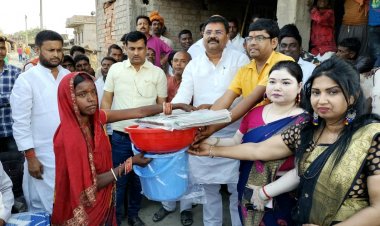 Vaishali में "जन स्वास्थ्य कल्याण समिति" द्वारा अग्निकांड से पीड़ित परिवारों के बीच राहत सामग्री का वितरण 