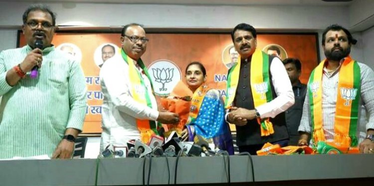 शिवसेना प्रवक्ता शैलेश पांडे एवं पूर्व नगरसेविका स्नेहा शैलेश पान्डे ने थामा भाजपा का दामन ...