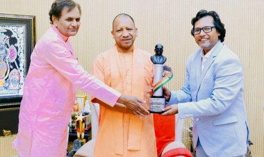 योगी आदित्यनाथ को " भारत रत्न डॉ. अम्बेडकर अवार्ड "  से नवाजा गया