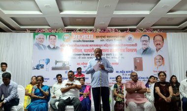 सांसद गोपाल शेट्टी और विधायक योगेश सागर के हाथों महिलाओं को सिलाई मशीन, घरघंटी  और मसाला कूटने के संयंत्र का वितरण