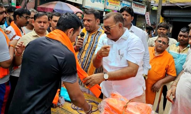 पूर्व नगरसेवक कमलेश यादव ने महाराष्ट्र दिन पर किया श्रम कार्ड वितरण और कामगार सत्कार समारोह का आयोजन 