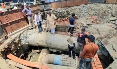 कांदिवली न्यू लिंक रोड की नई पानी की पाइप लाइन के कार्य का पूर्व नगरसेवक कमलेश यादव ने किया निरीक्षण