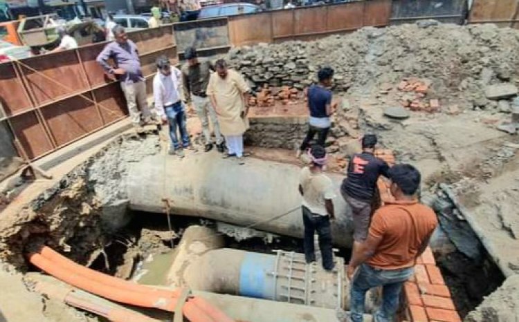 कांदिवली न्यू लिंक रोड की नई पानी की पाइप लाइन के कार्य का पूर्व नगरसेवक कमलेश यादव ने किया निरीक्षण