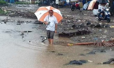 झमाझम बारिश में भीगते हुए जब पूर्व नगरसेवक कमलेश यादव ने क्षेत्र के नागरिकों के घर पहुंचकर पूछा... "कुछ मदद चाही हो ?"