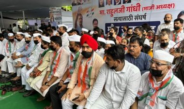 मुंबई में गांधी जी की प्रतिमा समक्ष कांग्रेस ने केंद्र सरकार के विरोध में किया मौन सत्याग्रह