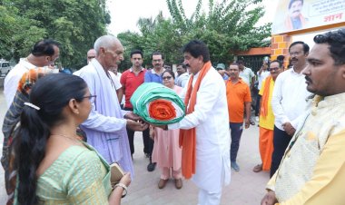 जौनपुर के लोहिया पार्क में  राष्ट्रीय ध्वज का आरोहण और पौधारोपण हुआ संपन्न