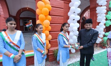 जौनपुर कलेक्ट्रेट परिसर में जिलाधिकारी अनुज कुमार झा द्वारा ध्वजारोहण