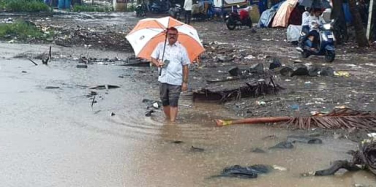 झमाझम बारिश में भीगते हुए जब पूर्व नगरसेवक कमलेश यादव ने क्षेत्र के नागरिकों के घर पहुंचकर पूछा... "कुछ मदद चाही हो ?"