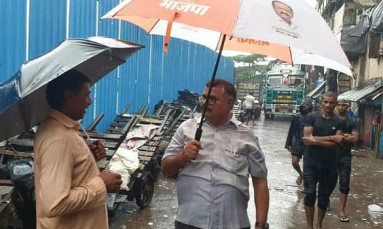 झमाझम बारिश से बेहाल कांदिवली के नागरिकों की सुध लेने पहुंचे पूर्व नगरसेवक कमलेश यादव