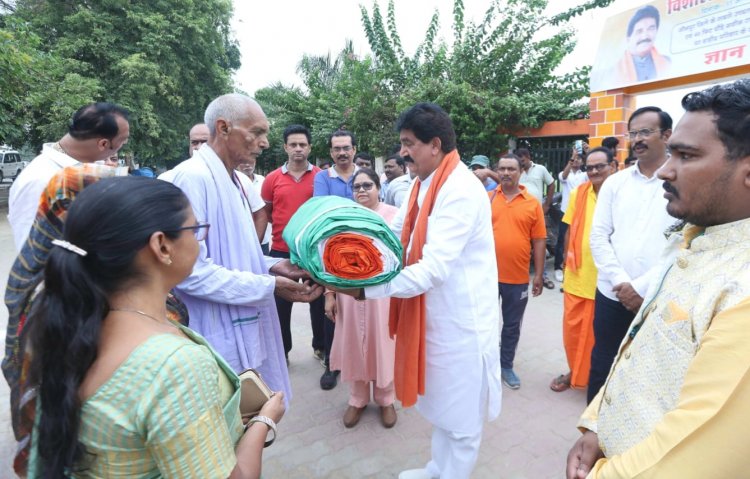 जौनपुर के लोहिया पार्क में  राष्ट्रीय ध्वज का आरोहण और पौधारोपण हुआ संपन्न