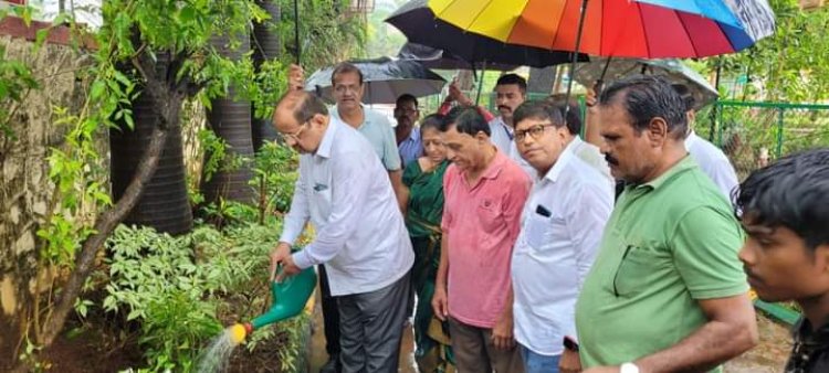 डॉक्टर श्यामाप्रसाद मुखर्जी जयंती के अवसर पर सांसद गोपाल शेट्टी ने किया पौधारोपण