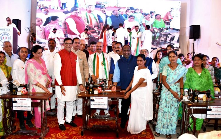 76 महिलाओं को रोजगार के लिए 76 सिलाई मशीनें देकर उत्तर भारतीय संघ ने मनाया आजादी का जश्न