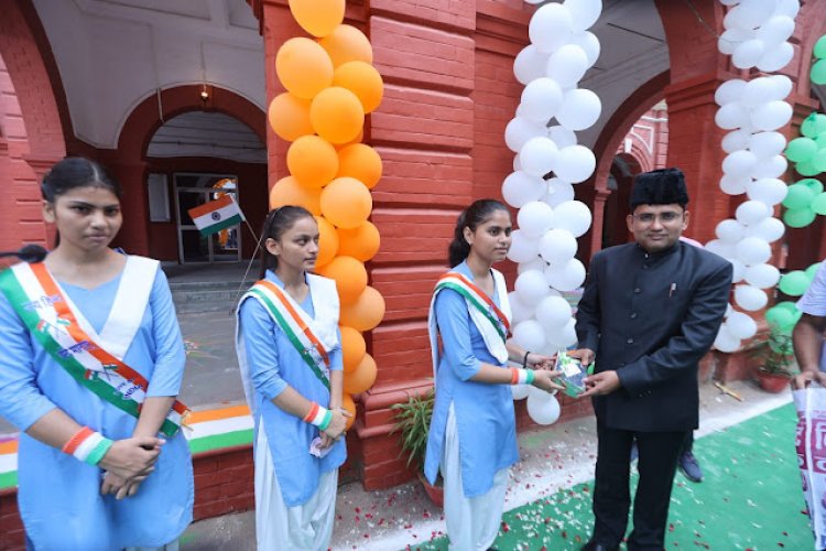 जौनपुर कलेक्ट्रेट परिसर में जिलाधिकारी अनुज कुमार झा द्वारा ध्वजारोहण