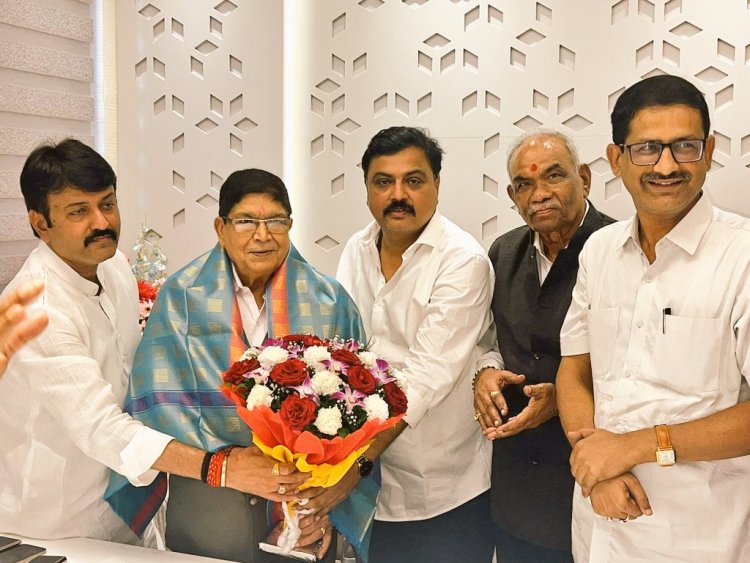 श्री रामलीला महोत्सव समिति द्वारा समाजसेवी डॉ. राधेश्याम तिवारी का किया गया भव्य सत्कार