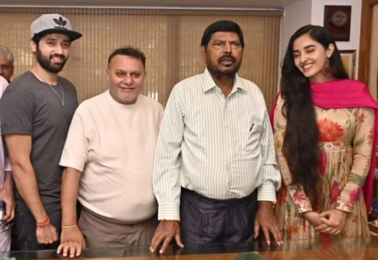 Gadar2 की अपार सफलता के बाद डायरेक्टर अनिल शर्मा ने की केन्द्रीय मंत्री रामदास आठवले से मुलाक़ात 