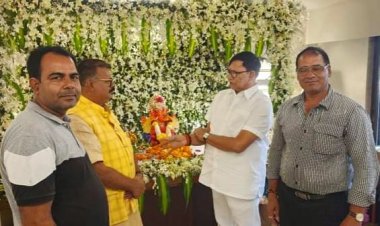 वरिष्ठ भाजपा नेता कृपाशंकर सिंह के घर विघ्नहर्ता का दर्शन करने पहुंचे पूर्व नगरसेवक कमलेश यादव