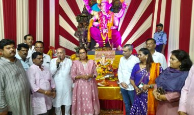 उत्तर मुंबई के गणेशोत्सव मंडलों में विघ्नहर्ता का दर्शन करने पहुंचीं मुंबई कांग्रेस अध्यक्ष वर्षाताई गायकवाड़