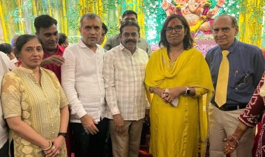 मुंबई कांग्रेस अध्यक्ष संग श्री नवयुवक मित्र मंडल के गणेशोत्सव में डॉक्टर नरेंद्र कुमार ने किया विघ्नहर्ता का दर्शन