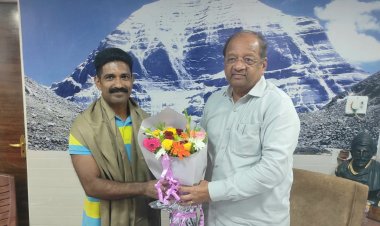 सांसद गोपाल शेट्टी ने फायर ब्रिगेड के डेप्युटी चीफ ऑफिसर दीपक घोष को किया सम्मानित