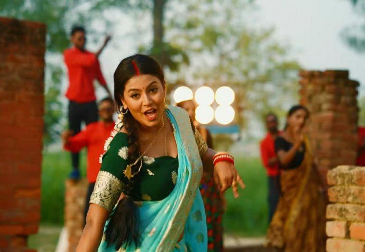 माही श्रीवास्तव ने 'काला काला चश्मा' लगाकर उड़ाया गर्दा !