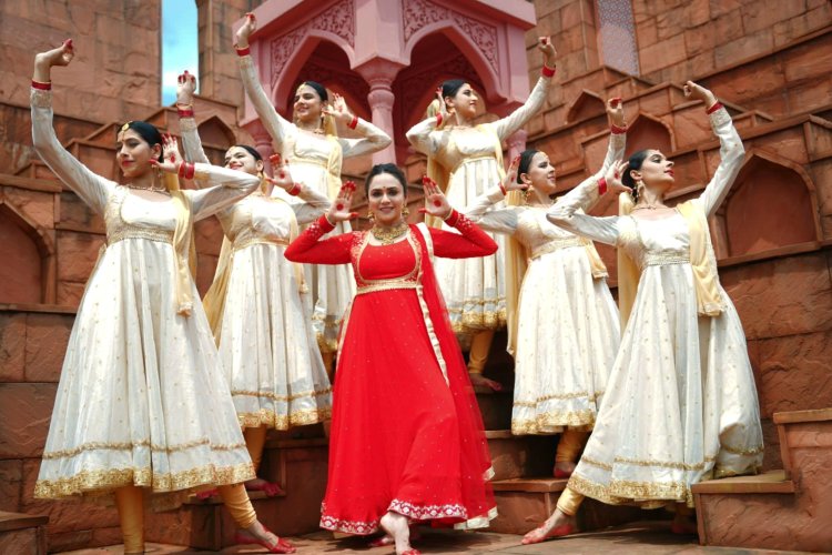 अमृता खानविलकरचा पहिलंवहिलं गाणं 'गणराज गजानन' भाविकांच्या भेटीला