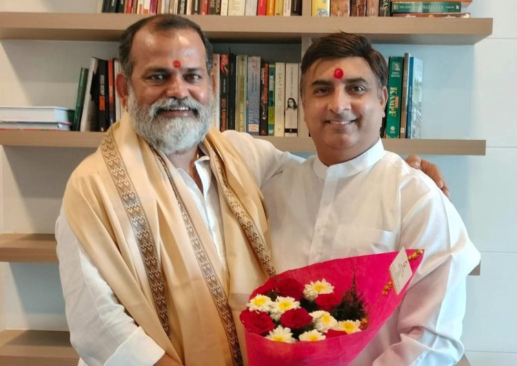 उत्तर भारतीय मोर्चा महाराष्ट्र प्रदेश अध्यक्ष पद पर नियुक्त संजय पांडे से शैलेश पांडे की सदिक्षा भेंट 