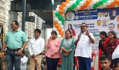 पूर्व नगरसेवक कमलेश यादव द्वारा आयोजित 'स्वच्छता अभियान' में फिल्म और राजनीति के दिग्गजों के साथ आम नागरिकों ने किया श्रमदान !