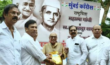 बोरीवली में कांग्रेस नेताओं द्वारा राष्ट्रपिता महात्मा गांधी और पूर्व प्रधानमंत्री लालबहादुर शास्त्री को दी गई भावभीनी श्रद्धांजलि