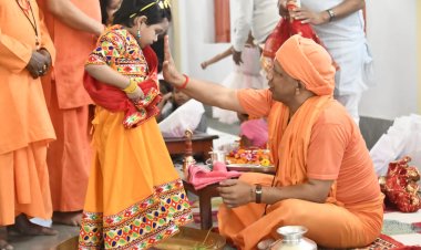 शारदीय नवरात्रि की महानवमी पर नौ दुर्गा स्वरूपा कुंवारी  कन्याओं का गोरक्षपीठाधीश्वर योगी आदित्यनाथ ने किया पूजन