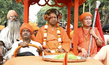 विजयादशमी विशेष : आस्था के रथ, श्रद्धा के पथ पर पूरी भव्यता से निकली गोरक्षपीठाधीश्वर की शोभायात्रा