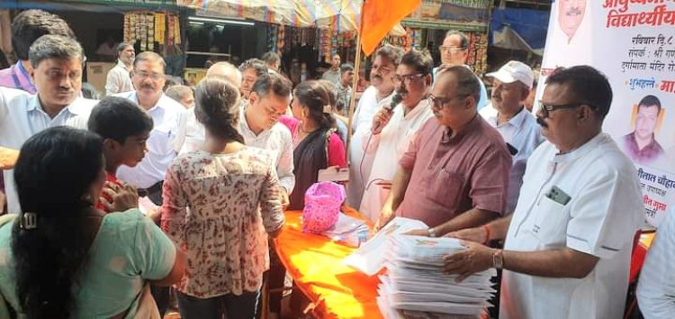 पूर्व नगरसेवक कमलेश यादव द्वारा आयुष्मान भारत कार्ड और नोटबुक वितरण कार्यक्रम का आयोजन ...