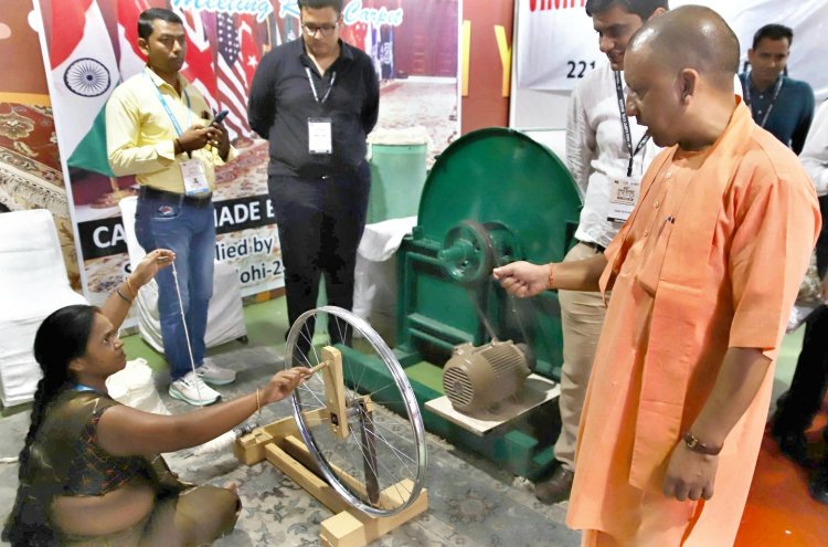 सीएम योगी आदित्यनाथ ने चार दिवसीय अन्तर्राष्ट्रीय कालीन मेला के 45वें संस्करण का किया शुभारंभ