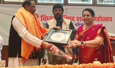 महाराष्ट्र विधान परिषद के सुवर्ण महोत्सव अवसर पर पूर्व विधायक घनश्याम दुबे को उप-सभापति नीलम गोरहे तथा केंद्रीय मन्त्री रामदास आठवले ने किया सम्मानित