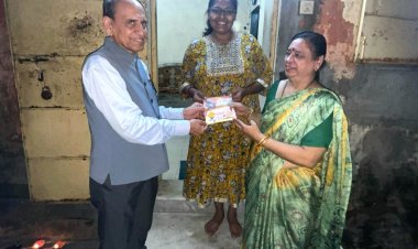 दिवाली के अवसर पर कांग्रेस नेता डॉ. नरेंद्र कुमार ने वार्ड 13 के नागरिकों में सुगंधित उटने का किया वितरण