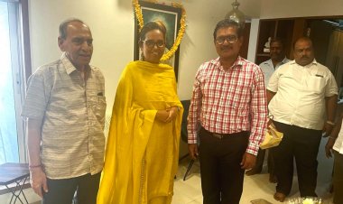 मुम्बई कॉंग्रेस की वर्तमान अध्यक्षा और पूर्व अध्यक्ष से कॉंग्रेस नेता डॉक्टर नरेंद्र कुमार द्वारा शिष्टाचार भेंट